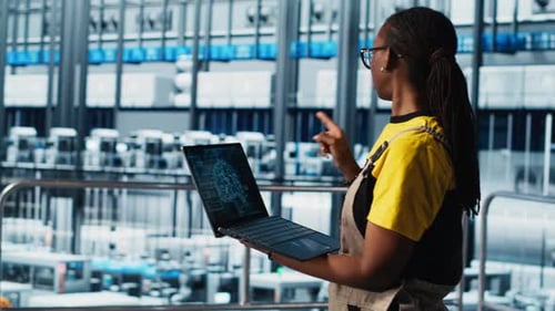 Un expert en usine photovoltaïque intelligente collecte des mesures de performance du système grâce à l'IA
