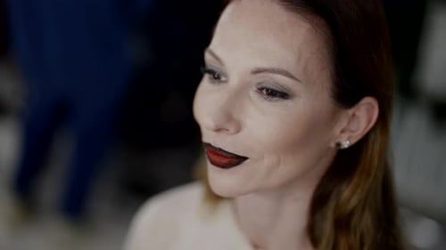 Porträt einer attraktiven Frau mittleren Alters im Schönheitsstudio, Nahaufnahme eines Gesichts mit modischem Make-up