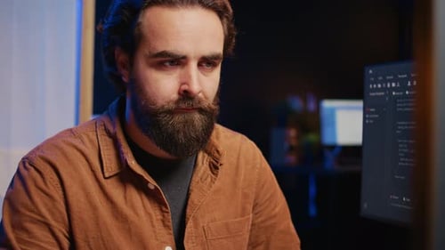 Technicien en logiciel dans un bureau d'appartement profondément immergé dans le codage en gros plan