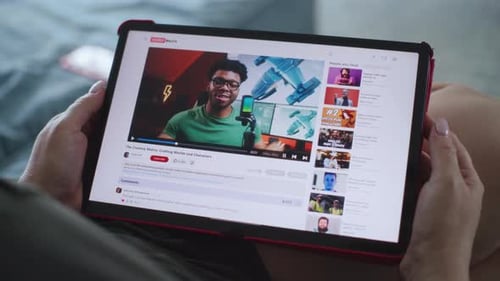 Interfaz de sitio web de alojamiento de vídeo con vídeo sobre modelado 3D que se muestra en la pantalla de la tableta