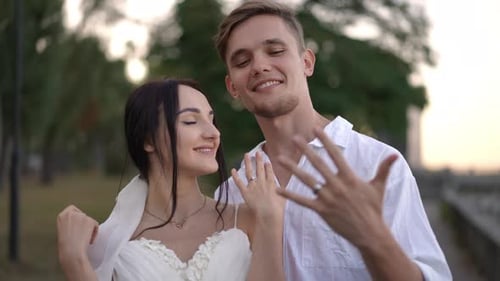 Una maravillosa y alegre celebración de boda llena de amor y hermosos anillos para adorar para siempre