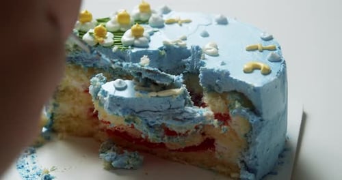 Einen flauschig geschichteten Kuchen in Scheiben schneiden, gefüllt mit dekadenter Erdbeerfüllung, garniert mit einer köstlichen