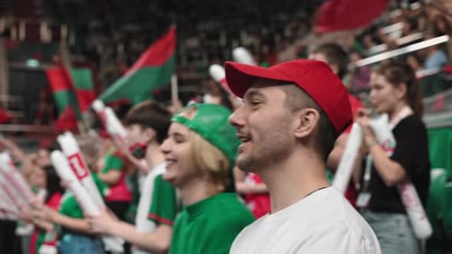 Animan a los fanáticos caucásicos gritan tribuna de fútbol deportivo. Un público feliz aplaude la victoria en el fútbol