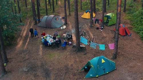 Antena de
acampamento familiar. Vista aérea da família extensa curtindo acampar