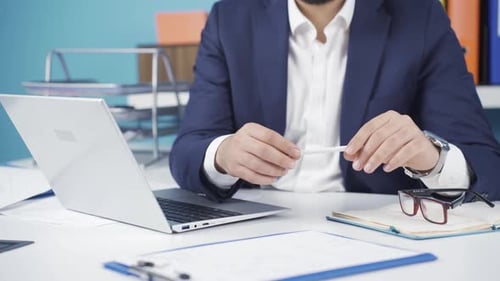 Um Abhängigkeiten loszuwerden, hat der Büroangestellte mit dem Rauchen aufgehört.