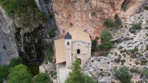 Vídeo aéreo de la pintoresca Ermita del Lalobador en Castelluta, Masterzago, Teruel, Aragón