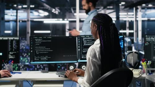 Le responsable du centre de données vérifie le travail effectué par les administrateurs à l'aide du Deep Learning