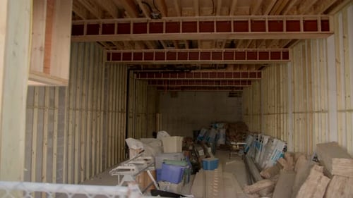 Plano de grandes habitaciones enmarcadas sin terminar de un sitio de construcción con cerca de alambre