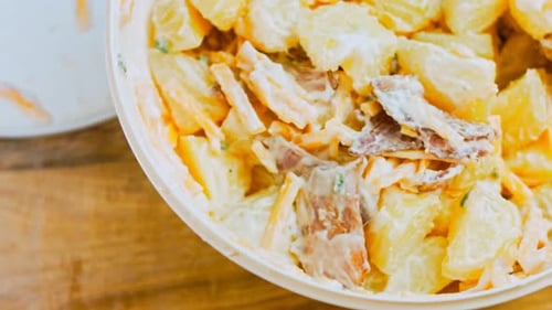 Ensalada de papas con chile jalapeño y tocino