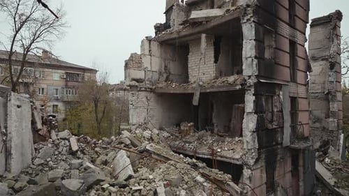 War in Residential Areas Broken Windows and Burned Apartments War in the City City in War Zone