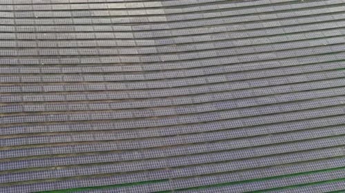 Drohnenaufnahme der Reihen von Solarpanel-Farmen