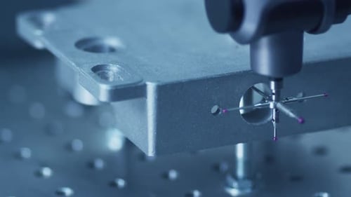 Das Koordinatenmessgerät (CMM) misst ein Detail eines Roßes mit hoher Präzision.