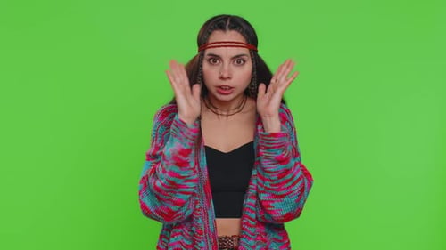 Jeune femme effrayée fermant les yeux avec la main montrant un geste d'arrêt confuse timide effrayée de regarder affreusement