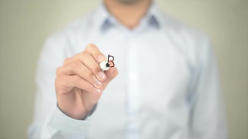 Filtre Big Data : un homme écrit sur un écran transparent
