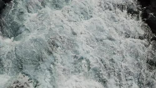 Gros plan d'une cascade turbulente Une vue rapprochée d'une cascade turbulente