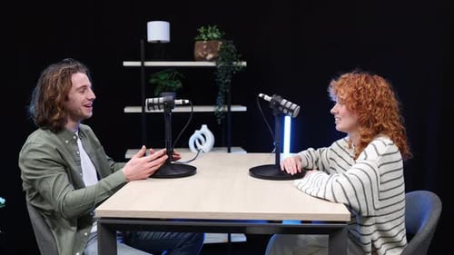 Des podcasteurs discutent pendant la session d'enregistrement