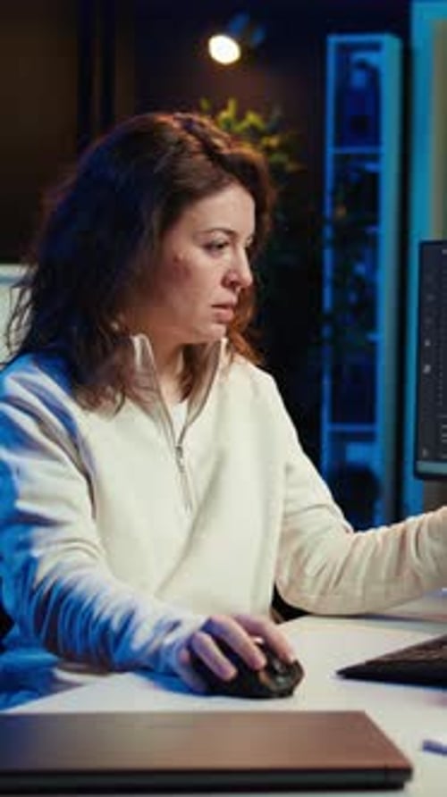 Vertikales Video Fröhlicher Ingenieur begeistert, nachdem er keine Fehler im Code gefunden hat