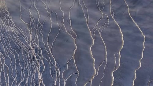 Vue aérienne du terrain avec des lignes blanches, Islande.