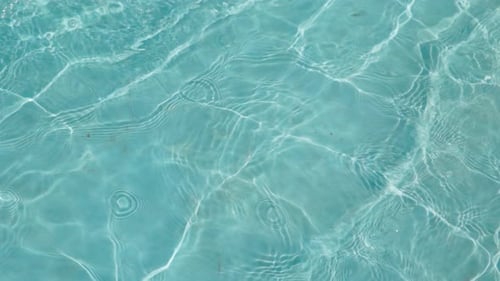 Gota de água na piscina. Cor azul. Superfície de bloqueio oceânico. Vídeo em stop motion. Relaxe no hotel H2O
.