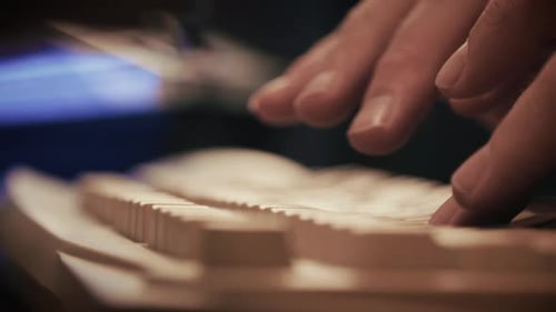 Hombre trabajando y jugando en una computadora retro, ingeniero de TI con una computadora antigua en casa usando una vieja
