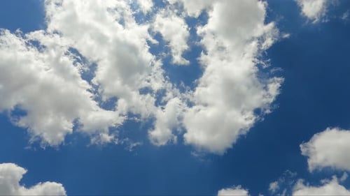 Ciel avec nuages en mouvement