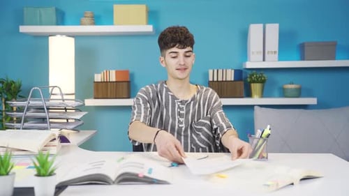 L'étudiant qui termine son travail est content.