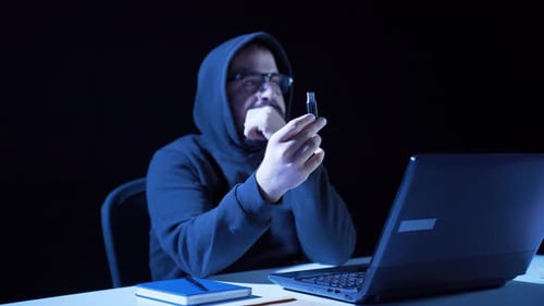 Nachdenklicher Hacker.