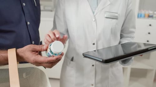 Pharmacien méconnaissable consultant un client en pharmacie