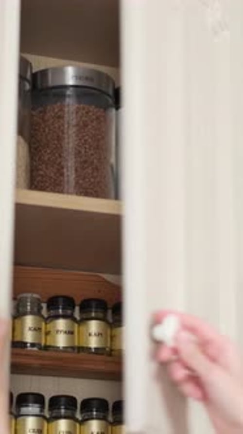 Vidéo verticale d'une jolie femme appréciant l'organisation des aliments sains, le placement et le tri des aliments et la cuisine