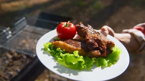 Gros plan de l'assiette avec viande et légumes grillés