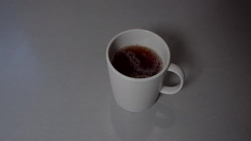 Preparando una taza de té inglés con leche, Sra.