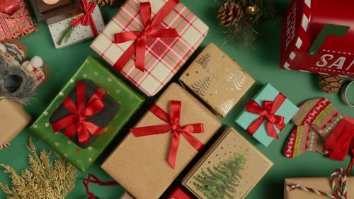 Bunte Weihnachts- und Neujahrs-Geschenkboxen auf grünem Hintergrund von oben nach unten