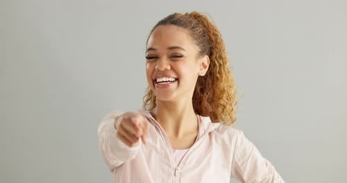 Frau, Gesicht und Zeigefinger im Studio für eine Rekrutierungsmöglichkeit oder wir stellen ein