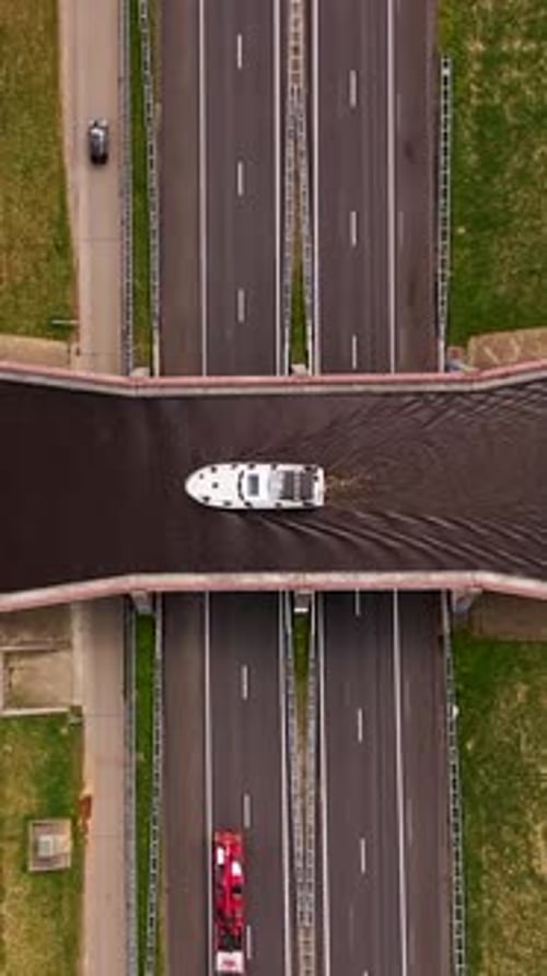 Voies autoroutières passant sous l'aqueduc du canal fluvial aux Pays-Bas