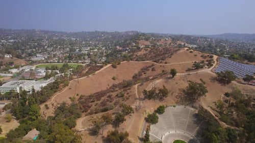 Fahren Sie an einem schönen Tag langsam in Richtung Hügel mit Trails in Eagle Rock in Los Angeles, Kalifornien.