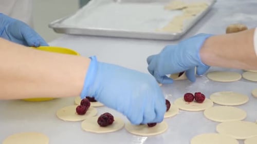 49x. Elaboración de albóndigas moldeadas con cerezas. Trabajo en equipo en la cocina. Cocina casera.
