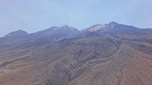 Vue aérienne à couper le souffle des volcans Chachani à Arequipa, au Pérou