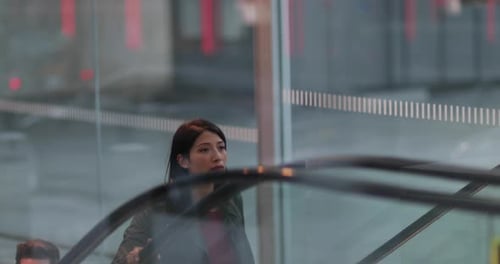 Femme d'affaires sur un escalator