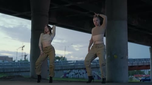 Ein Mann und eine Frau tanzen in High Heels in einem Stadtbild