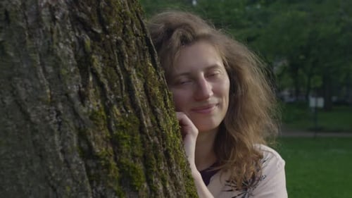 mulher aparecendo por trás de uma tentativa e se escondendo novamente