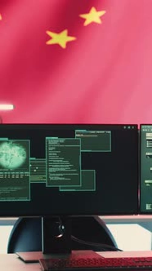 Salle de vidéosurveillance verticale de haute technologie avec un drapeau chinois sur grand écran