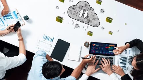 Kooperatives Geschäftstreffen mit Schwerpunkt Datenanalyse, Cloud-Technologie und innovative Strategie D