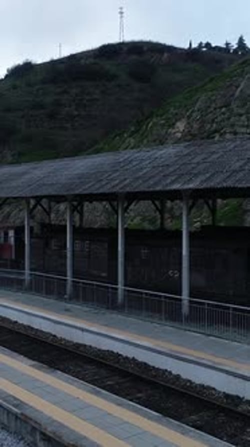 Vertikales Video eines verlassenen Bahnhofs