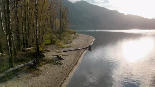Coucher de soleil sur une rive sereine en Colombie-Britannique, Canada