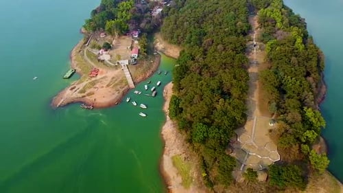 lago prístino al borde de los bosques montañosos, tomas aéreas por la mañana, se toma un Vídeo en el lago Umiyam