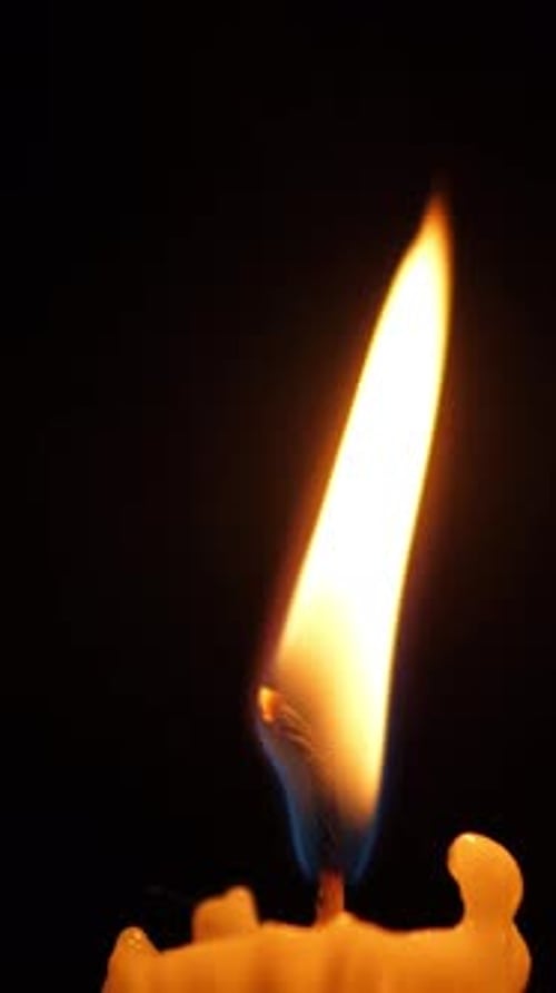 La lumière infinie d'un feu inébranlable : l'optimisme persiste malgré une flamme vacillante et inébranlable
