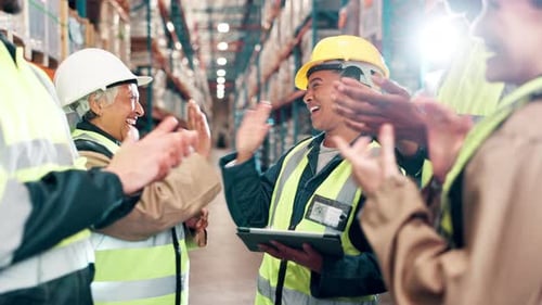 Aplausos, pessoas e comemoração no armazém pelo sucesso, apoio e solidariedade com o projeto