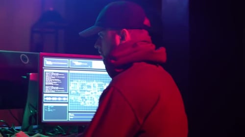 Des pirates informatiques recherchés codant un virus et un ransomware à l'aide d'ordinateurs portables et d'ordinateurs dans le cadre d'une cyberattaque