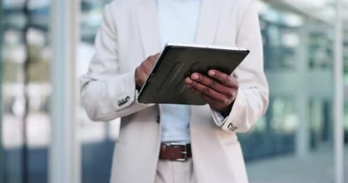 Mains, plein air et travail avec un homme, une tablette et Internet avec connexion, application numérique et réseau