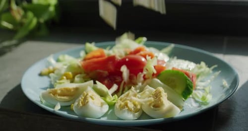 Der Gemüse- und Gemüsesalat wird mit geriebenem Käse bestreut